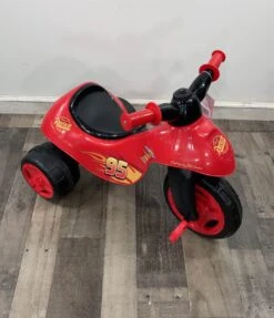 Disney Pixar Cars 6V Lightning McQueen Ride Tricycle
